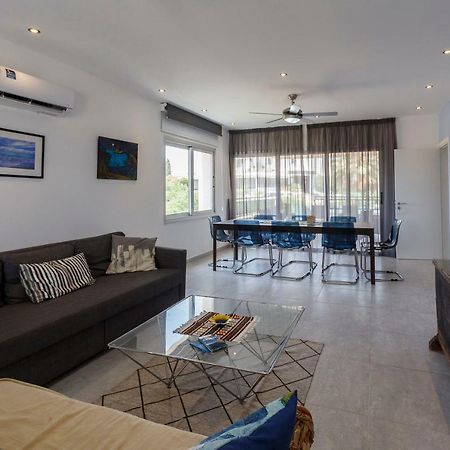 Coral Bay Sea Breeze Apartments - 3 Bedroom Apartment Пея Екстериор снимка