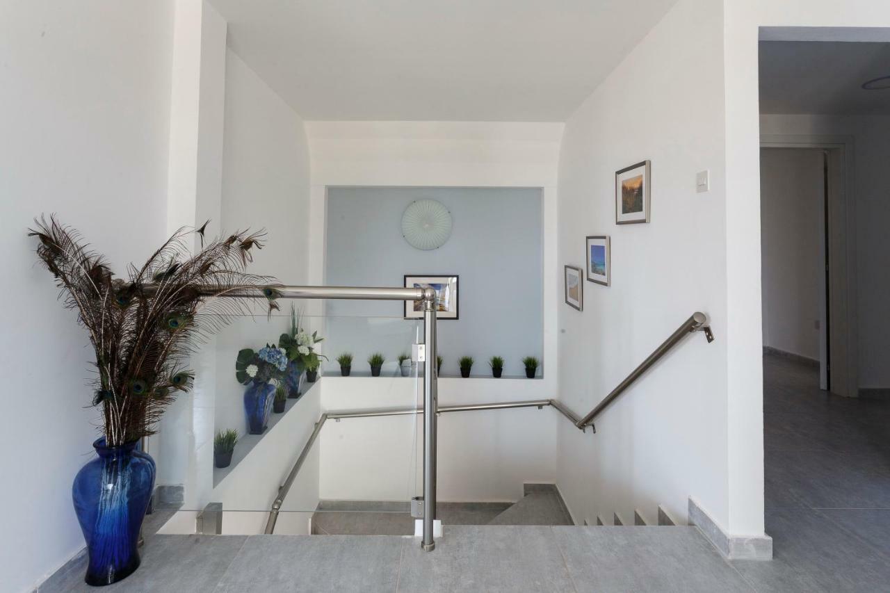 Coral Bay Sea Breeze Apartments - 3 Bedroom Apartment Пея Екстериор снимка