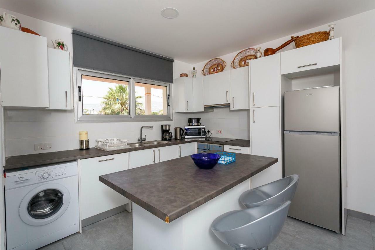 Coral Bay Sea Breeze Apartments - 3 Bedroom Apartment Пея Екстериор снимка