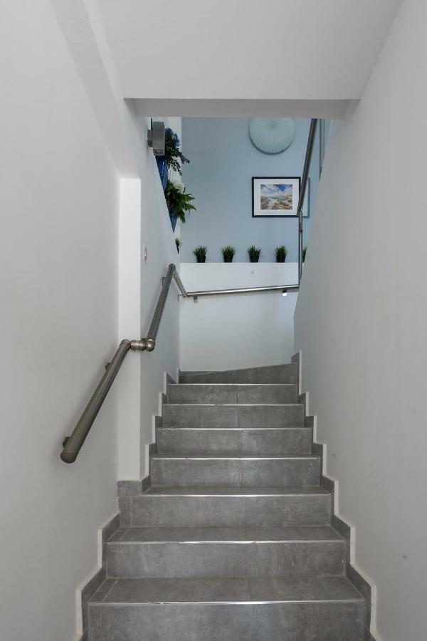 Coral Bay Sea Breeze Apartments - 3 Bedroom Apartment Пея Екстериор снимка